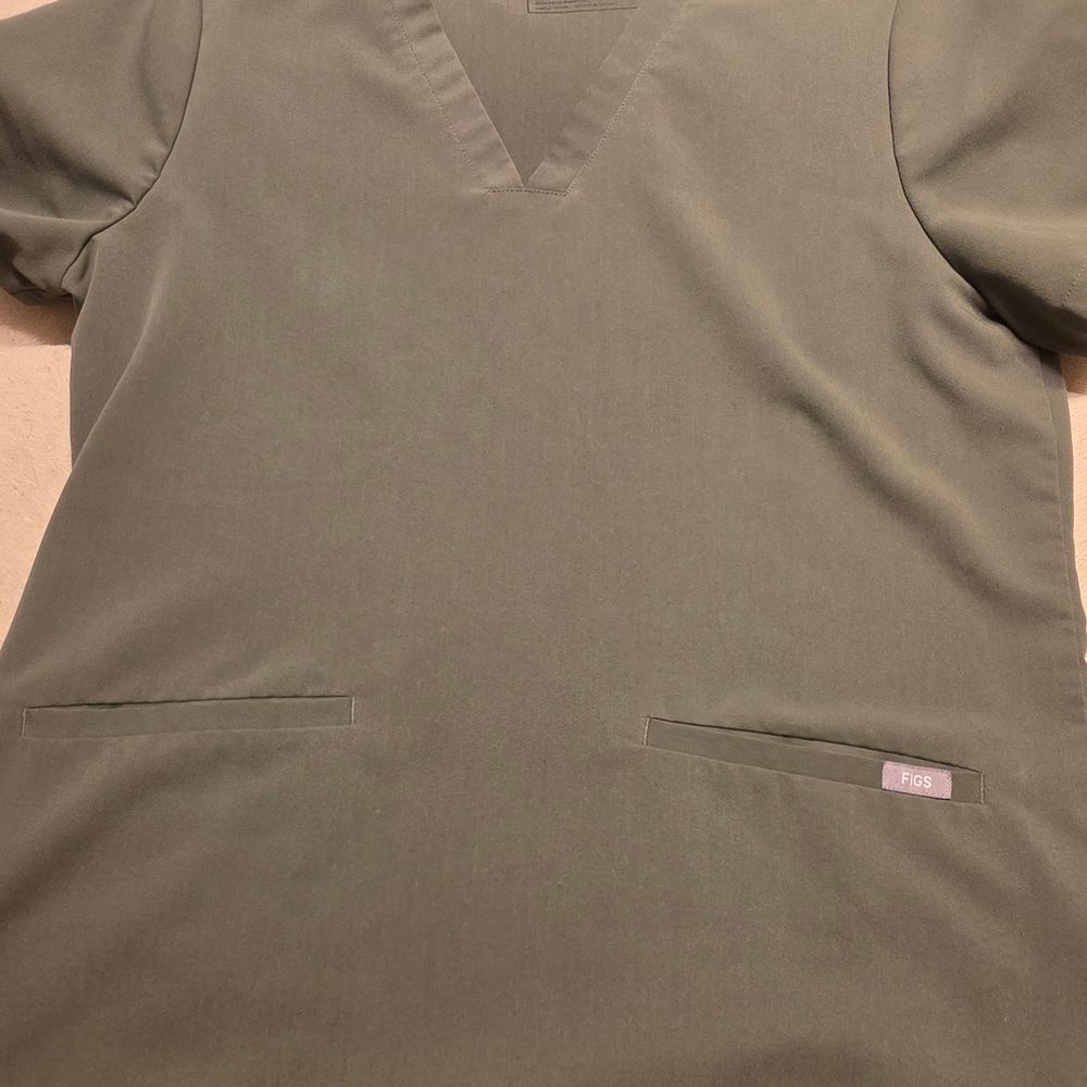 Figs Casma Three-Pocket Scrub Top - Olive Green - Size Medium